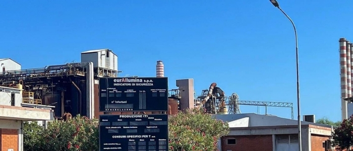 Eurallumina, operai a 40 metri su silo nel Sulcis: "Mimit ci convochi"