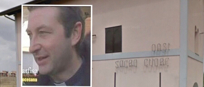 Disturbato dalle campane, irrompe in chiesa durante la messa e suona un tamburo