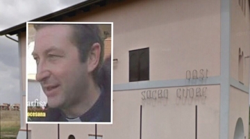 Disturbato dalle campane, irrompe in chiesa durante la messa e suona un tamburo