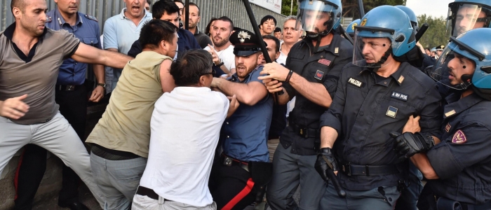 Prato, agenti Digos feriti durante scontri con un gruppo di cittadini cinesi