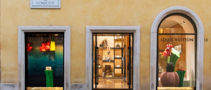 Roma, maxi furto a Louis Vuitton: sfondano la vetrata e fuggono con le borse di lusso
