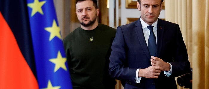 Macron e Zelensky: intesa per acquisto fino a 100 caccia Rafale | Von der Leyen: "Enorme il deficit di Kiev, servono 70 miliardi"