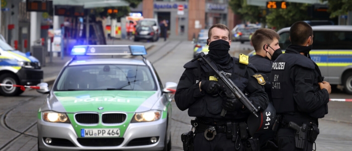 Germania, polizia spara a 12enne disabile durante l'irruzione in casa: bimba gravissima