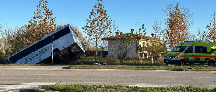 Pordenone, scontro con un'auto: bus con venti studenti finisce in un fosso | Un ragazzo portato via in elisoccorso