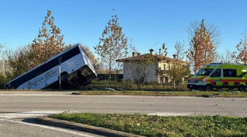 Pordenone, scontro con un'auto: bus con venti studenti finisce in un fosso | Un ragazzo portato via in elisoccorso
