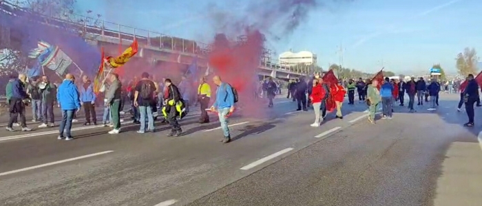 Ex Ilva, fabbrica occupata a Taranto e presidi a Genova: blocchi stradali e code in A10