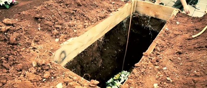 Ferrara, seppelliscono la bara ma la salma &egrave; ancora in ospedale