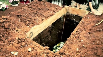 Ferrara, seppelliscono la bara ma la salma &egrave; ancora in ospedale