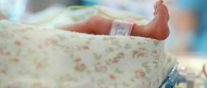 Ciri&egrave; (Torino), donna partorisce in casa: la neonata era nel water, rianimata ma grave