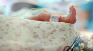 Ciri&egrave; (Torino), donna partorisce in casa: la neonata era nel water, rianimata ma grave