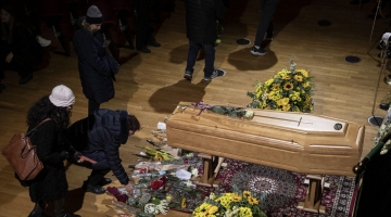 Addio a Ornella Vanoni, l'ultimo saluto sulle note de "L'appuntamento" suonata da Paolo Fresu | I fiori di Paoli, il messaggio di Celentano