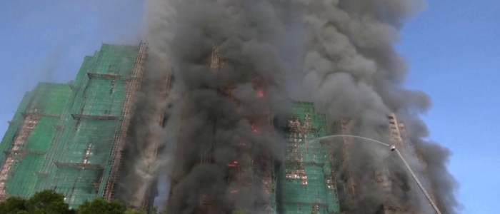 Hong Kong, fiamme in un complesso residenziale: 55 vittime | Arrestati tre uomini con l'accusa di omicidio colposo | Polizia: rogo favvorito da materiali non conformi