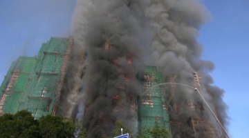 Hong Kong, fiamme in un complesso residenziale: 55 vittime | Arrestati tre uomini con l'accusa di omicidio colposo | Polizia: rogo favvorito da materiali non conformi