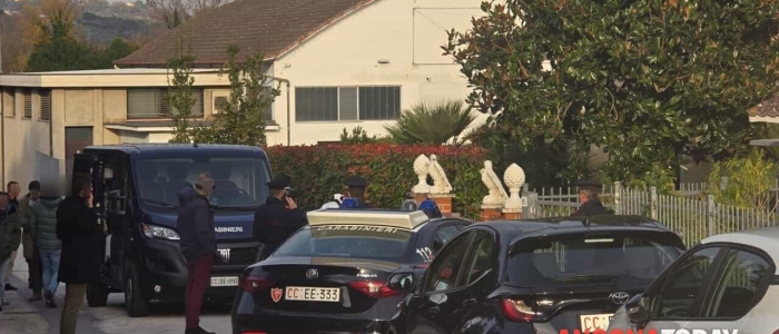 Femminicidio nell'Anconetano: donna trovata morta in casa, si cerca il marito