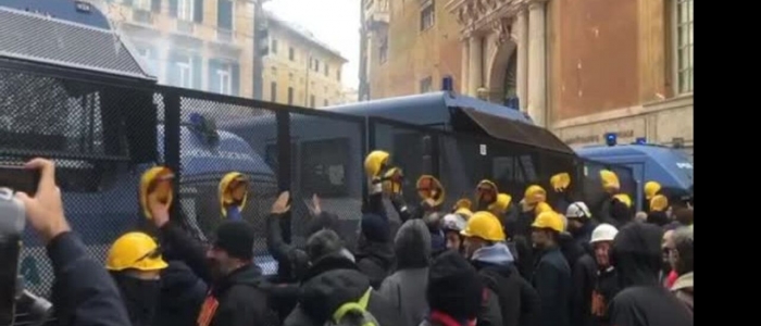Ex Ilva, a Genova tensione in Prefettura: polizia usa lacrimogeni