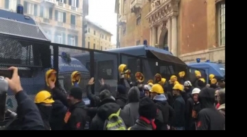 Ex Ilva, a Genova tensione in Prefettura: polizia usa lacrimogeni