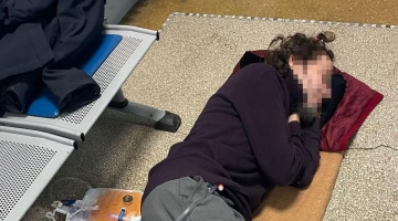 Malato di tumore steso a terra nell'ospedale di Senigallia, la moglie: "Sono arrabbiata per lui"