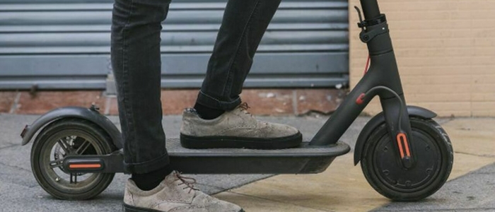 Napoli, donna ferita da un monopattino: polizia sulle tracce di due giovani ripresi dalle telecamere