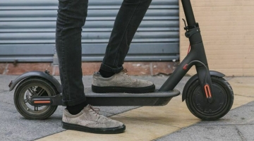 Napoli, donna ferita da un monopattino: polizia sulle tracce di due giovani ripresi dalle telecamere