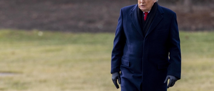 Trump minaccia dazi al 200% su vini e champagne francesi | Macron risponde: "Amico mio, ceniamo insieme a Parigi"