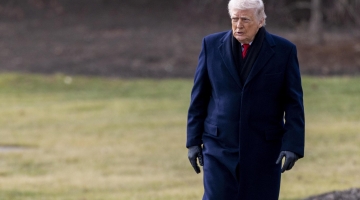 Trump minaccia dazi al 200% su vini e champagne francesi | Macron risponde: "Amico mio, ceniamo insieme a Parigi"