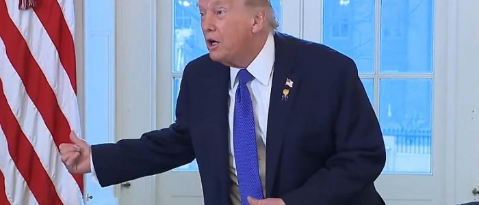 Trump minaccia dazi al 200% su vini e champagne francesi | Macron: "Preferiamo il rispetto ai bulli, si vuole indebolire la Ue"