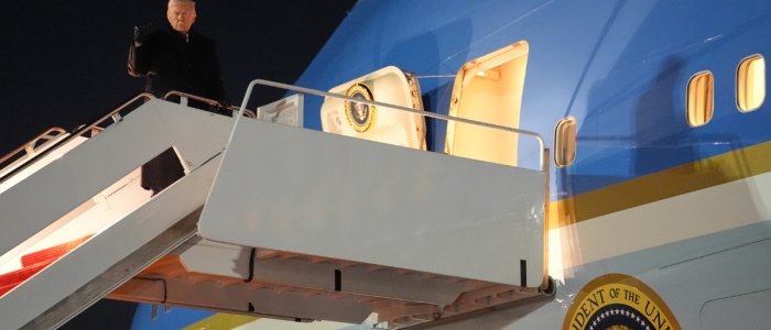 Trump in volo per Davos dopo i problemi elettrici all'Air Force One | "Groenlandia? Forse accordo con Ue nei prossimi giorni"