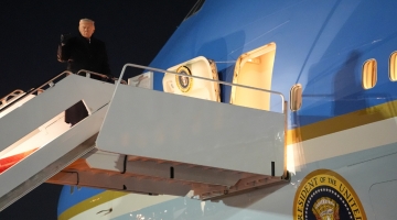 Trump in volo per Davos dopo i problemi elettrici all'Air Force One | "Groenlandia? Forse accordo con Ue nei prossimi giorni"