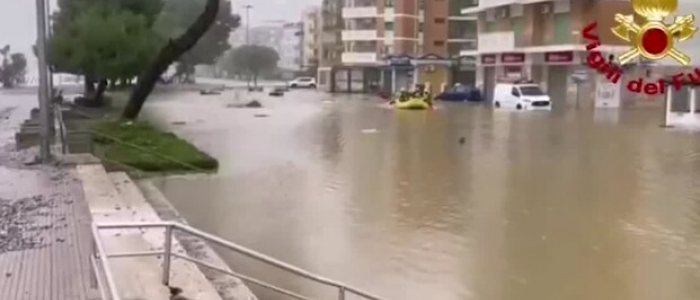 Maltempo, si contano i danni: crolli e spiagge cancellate in Sardegna, Calabria e Sicilia