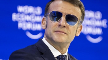 Macron fa tendenza: vanno a ruba i suoi occhiali da sole
