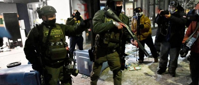 Minneapolis, Trump non esclude il ritiro dell'Ice e manda lo "zar dei confini" |  Tajani: "Tra arrestare e uccidere c'&egrave; differenza"