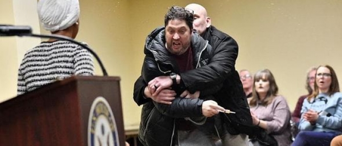 Minneapolis, deputata dem Ilhan Omar spruzzata con una sostanza sconosciuta durante un comizio