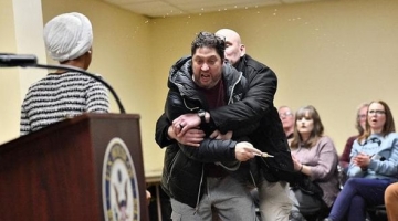 Minneapolis, deputata dem Ilhan Omar spruzzata con una sostanza sconosciuta durante un comizio