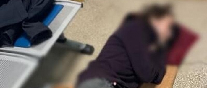 Morto l&rsquo;uomo malato di tumore lasciato a terra in Pronto soccorso: la foto della vergogna a Senigallia