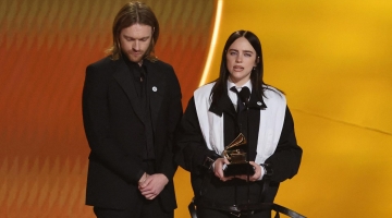 Grammy, il trionfo di Bad Bunny e il grido anti-Trump (che non gradisce) | &Egrave; di Billie Eilish la canzone dell'anno