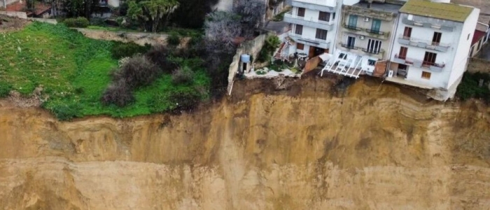Frana di Niscemi, il sindaco: "Il recupero dei libri della biblioteca Marsiano &egrave; pericolosissimo"