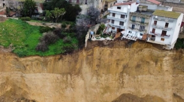 Frana di Niscemi, il sindaco: "Il recupero dei libri della biblioteca Marsiano &egrave; pericolosissimo"
