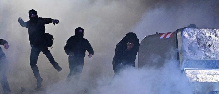 Scontri Torino, domiciliari per il presunto aggressore del poliziotto | Il gip: "Guerriglia preordinata e organizzata"