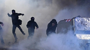 Scontri Torino, domiciliari per il presunto aggressore del poliziotto | Il gip: "Guerriglia preordinata e organizzata"