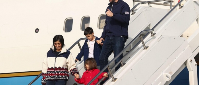 Milano-Cortina, oggi l'arrivo della fiamma in piazza Duomo | Mattarella al Villaggio Olimpico, atterrato JD Vance