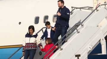Milano-Cortina, oggi l'arrivo della fiamma in piazza Duomo | Mattarella al Villaggio Olimpico, atterrato JD Vance