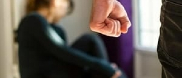 Roma, picchia e accoltella la compagna: arrestato un 54enne