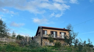 Bordighera, bimba di due anni morta in casa: aveva lividi sul corpo | Arrestata la madre