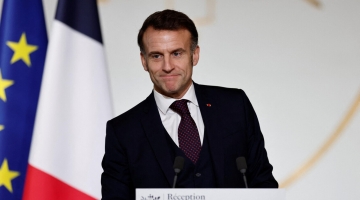Macron: "L'Ue decida se diventare una potenza o sar&agrave; spazzata via"