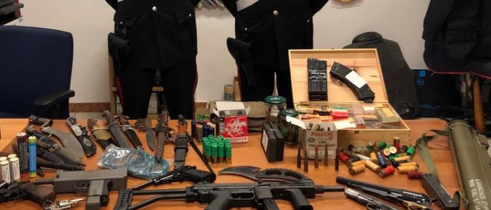 Lanciarazzi, una penna pistola e centinaia di proiettili: l'arsenale trovato in casa di un incensurato