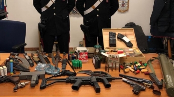 Lanciarazzi, una penna pistola e centinaia di proiettili: l'arsenale trovato in casa di un incensurato