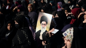 Trump all'Iran: "Spero non voglia conseguenze per il mancato accordo" | Khamenei: "Portaerei Usa nel Golfo potrebbe essere affondata"