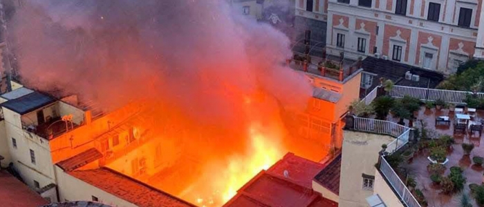 Incendio nel centro di Napoli: in fiamme il teatro Sannazaro