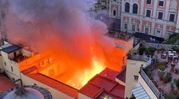 Incendio nel centro di Napoli: in fiamme il teatro Sannazaro