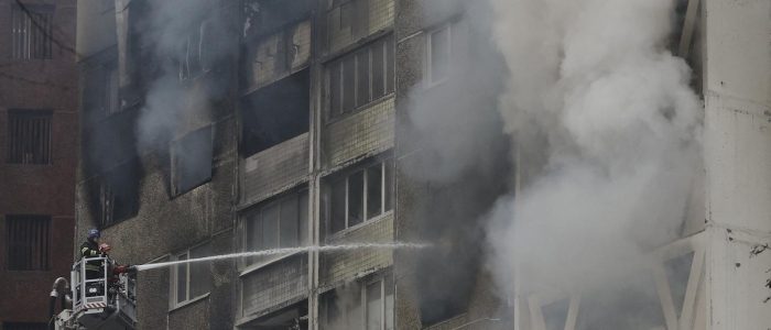 Kiev: "Massiccio attacco russo, Mosca ignora gli sforzi di pace" | Oggi il nuovo trilaterale a Ginevra | Trump: "Zelensky al tavolo dei negoziati al pi&ugrave; presto"